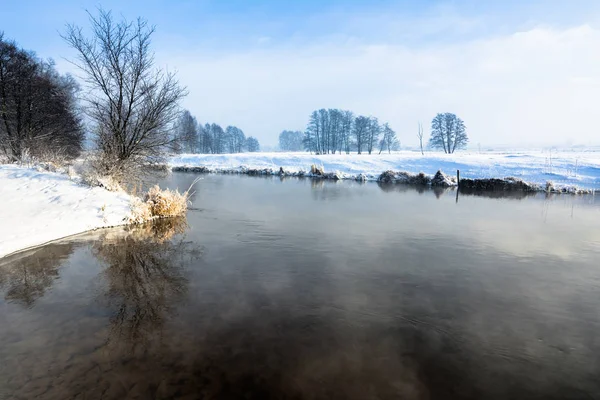 Río en invierno paisaje, nieve y cielo azul —  Fotos de Stock