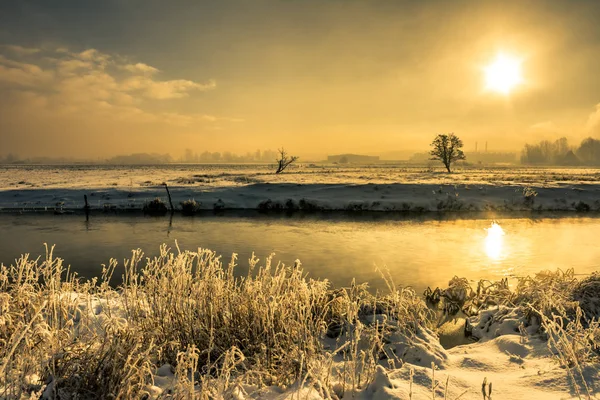 Floden vinterlandskap, lynnig landskap med morgon solen speglar i vattnet — Stockfoto