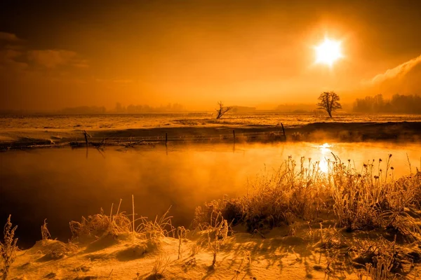 Paysage hivernal de la rivière, paysage lunatique avec reflet matinal du soleil dans l'eau — Photo