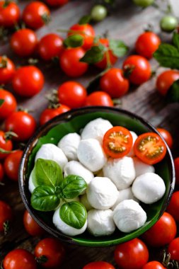 Kiraz domates, mozzarella ve caprese salatası, İtalyan gıda kavramı için fesleğen