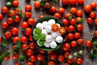 Fesleğen, domates ve mozzarella caprese salatası, İtalyan gıda ve sağlıklı vejetaryen diyet kavramı