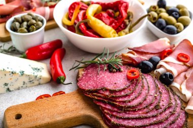 İspanya, salam dilimleri, jambon ve diğer baharatlı mezeler, Akdeniz diyeti yiyecek içeren tablo