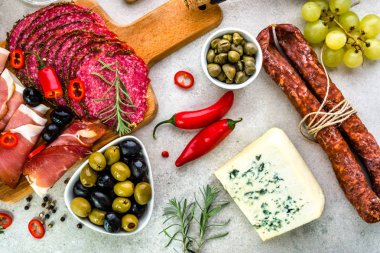 Soğuk et, baharatlı tapas, chorizo, salam dilimleri, jambon ve diğer snack restoran ile masada İspanyol yemeği