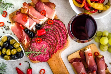 Tipik İtalyan antipasti, prosciutto jambonu ve salam tabakta, Gıda seçimi şarap cam, Tablo görünümü top
