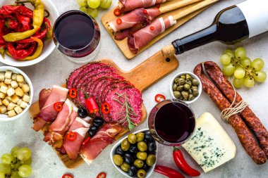 Çeşitli yemek masada. Şarap snack kümesi, zeytin, peynir ve diğer meze, İtalyan antipasti seçimi