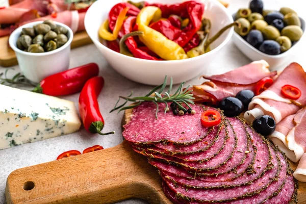 İspanya, salam dilimleri, jambon ve diğer baharatlı mezeler, Akdeniz diyeti yiyecek içeren tablo