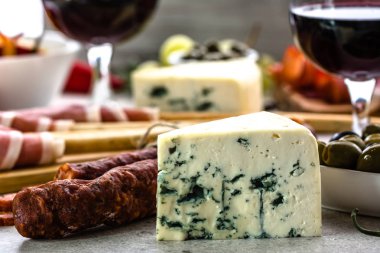 Mavi peynir, şarap çerez ayarı, İtalyan antipasti, masasına yemek seçimi