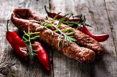 İspanya, chorizo sosis veya kuru salam sucuk, ahşap masa üzerinde geleneksel İspanyol yemeği tapas.