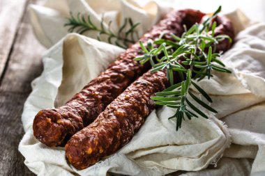 İspanya, chorizo sosis veya salam sucuk, ahşap masa üzerinde geleneksel İspanyol yemeği tapas.