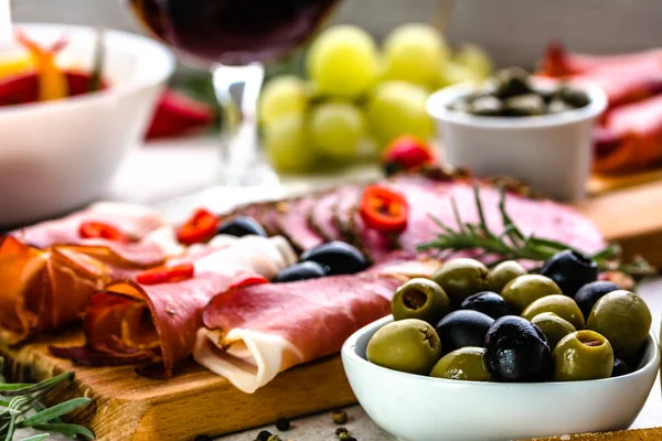 Antipasto platter. Carne fria, azeitonas e outras tapas na mesa, seleção de alimentos de espanha, dieta mediterrânea — Fotografia de Stock