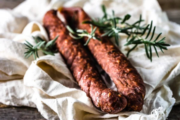 Tapas de españa, chorizo o salami pepperoni, comida tradicional española sobre mesa de madera . — Foto de Stock