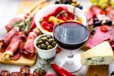 Geleneksel İspanyolca tapas, şarap hazır, aperatifler İspanya, peynir, et, sebze ve diğer meze masada