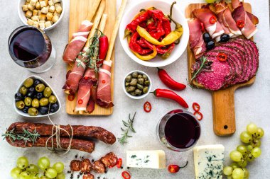 Geleneksel İspanyolca tapas, ek yükü aperatif seti, İspanya, peynir, et, sebze ve diğer meze tablo, düz yatıyordu, yiyecek şarap