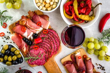İspanyol tablo, gıda, şarap ve tapas, et dilimleri ve sebze, İspanya, flatlay, ek yükü geleneksel meze ile Restoran
