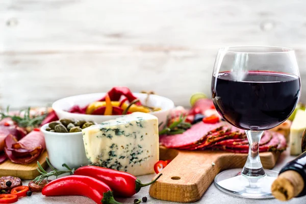 Restaurant mit spanischem Tisch mit Essen, Wein, Käse und Fleisch und Gemüse, traditionelle Tapas aus Spanien — Stockfoto