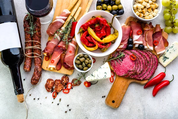 Geleneksel tapas bar, yemek, meze, soğuk etler ve şarap ile tabağı ile İspanyol tablo kümesi, ek yükü snack