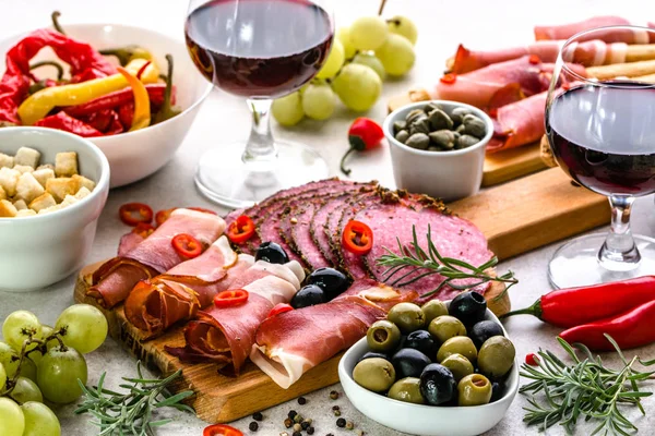 İspanyolca tapas, İspanya, çeşitli mezeler ve geleneksel yemekleri masada yemek ve şarap ile Restoran