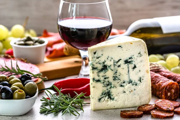 Mavi peynir ve şarap kümesi, İtalyan meze veya İspanyolca tapas bar, yiyecek Restoran tablo seçim snack