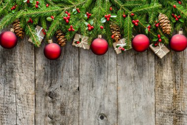 Noel kartı çam dalları, Noel hediye kutuları ve ahşap arka plan, çerçeve kopya alanı ile diğer süsler süslemeler ile