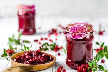 Kırmızı dut reçeli masada, doğal organik ürünler - ev yapımı bir kavanoza korumak için kış