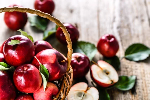Червоні яблука на дерев'яному столі, кошик з фруктів червоного яблука на місцевому ринку фермерів — стокове фото
