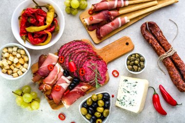 Tablo, Gıda seçimi, soğuk et, sosis, baharatlı chorizo, salam dilimleri, jambon ve diğer aperatif tabakta üzerinde geleneksel İspanyolca tapas