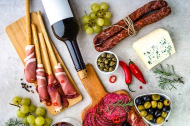 Tablo, şarap, peynir ve et, soğuk geleneksel tapas Akdeniz menüsü için çeşitli gıda