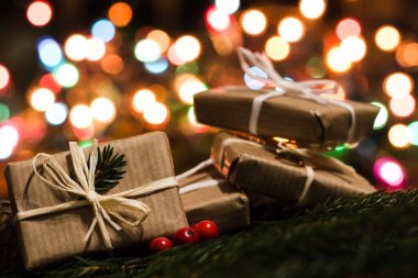 Noel hediyesi, yılbaşı arka plan ağaç üzerinde eve parlayan ışıklar ile