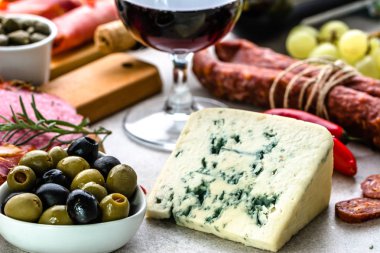 Şarap snack set, zeytin ve mavi peynir, İtalyan antipasti, masada yemek seçimi