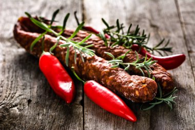 İspanya, chorizo sosis veya salam sucuk, ahşap masa üzerinde geleneksel İspanyol yemeği tapas.