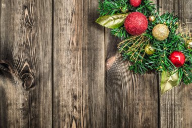 Noel, ahşap arka plan üzerinde çelenk için dekorasyon