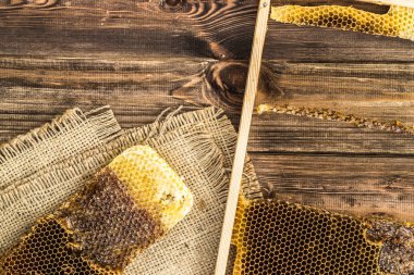 Jüt tutuyordu, üstten görünüm ile peteğin rustik ahşap zemin üzerine bal ile kaplı.