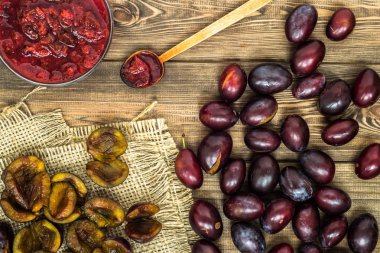 Erik reçeli ahşap masa, doğal organik gıda - ev yapımı bir kase içinde korumak için kış