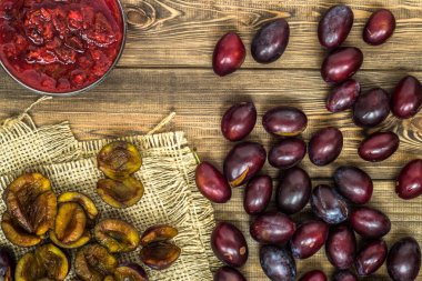 Erik reçeli ahşap masa, doğal organik gıda - ev yapımı bir kase içinde korumak için kış