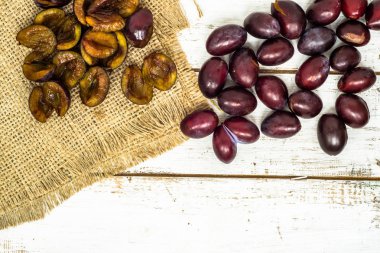 Ahşap arka plan üzerinde taze Erik Erik.