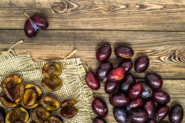 Ahşap arka plan üzerinde taze Erik Erik.