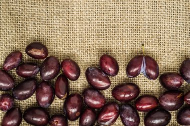 Rustik arka plan üzerinde taze Erik Erik.