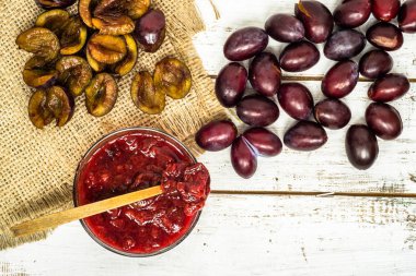 Erik reçeli ahşap masa, doğal organik gıda - ev yapımı bir kase içinde korumak için kış