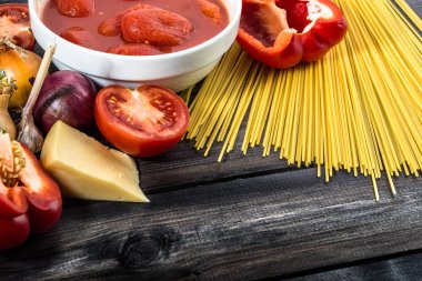 Ahşap masa üzerinde düzenlenmiş spagetti bolognese maddeler.
