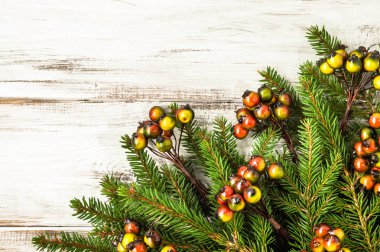 ahşap zemin üzerine yeşil Noel ağacı dalı