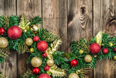 Noel, ahşap arka plan üzerinde çelenk için dekorasyon