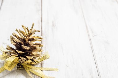 Çam kozalağı ahşap arka plan üzerinde Noel süs olarak