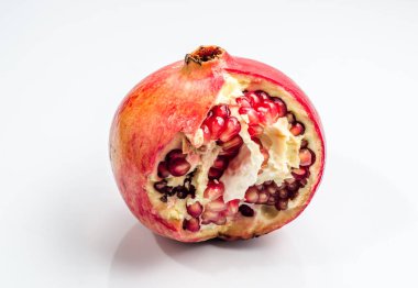 Beyaz arkaplanda izole edilmiş nar.