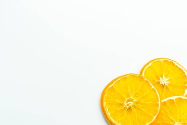 Beyaz arka plan üzerinde kuru portakal dilimleri