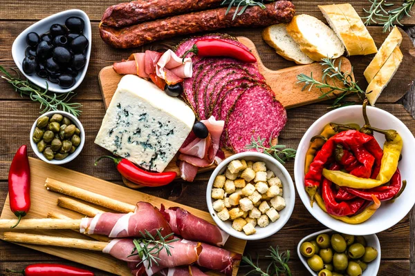 Tabel met voedsel, tapasbar uit Spanje, koude vleeswaren en schotel met hapjes uit de Spaanse keuken — Stockfoto
