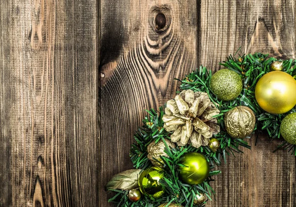 Decorazione per Natale, corona su sfondo di legno — Foto Stock