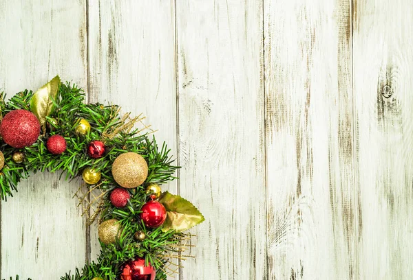 Ozdobne christmas wieniec wiszące na drewniane drzwi, stylu shabby chic — Zdjęcie stockowe