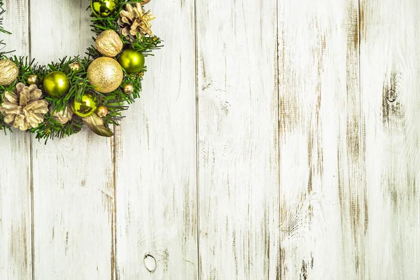 Adventní vánoční věnec na dřevěné pozadí, dekorace s ozdoby na vánoční stromek větve — Stock fotografie