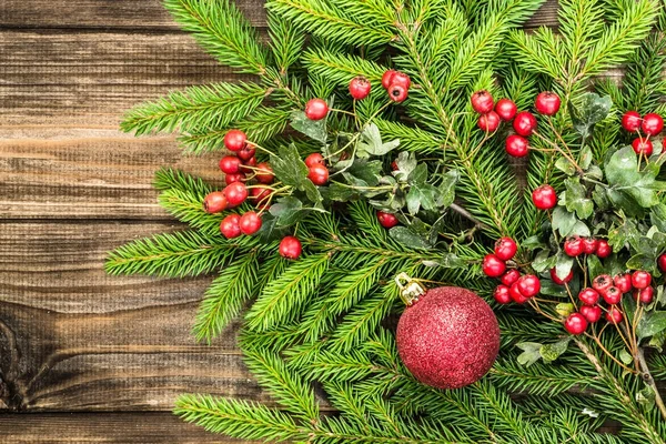 Weihnachtlicher Hintergrund Mit Ornamenten Auf Tannenzweigen Feiertagsdekoration Auf Holzbrettern Draufsicht — Stockfoto