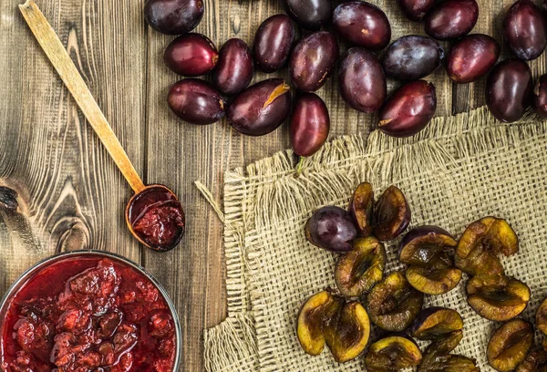 Engarrafamento de ameixa em um boliche na mesa de madeira, comida orgânica natural - preservação caseira de inverno — Fotografia de Stock